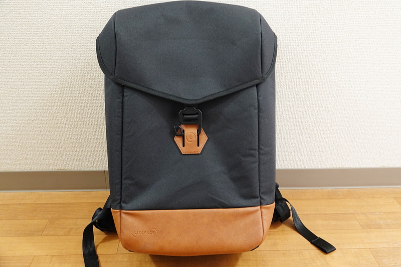 アンチシーフバックパック外観。筒状の本体にキャップのような蓋を被せただけのシンプルなつくり