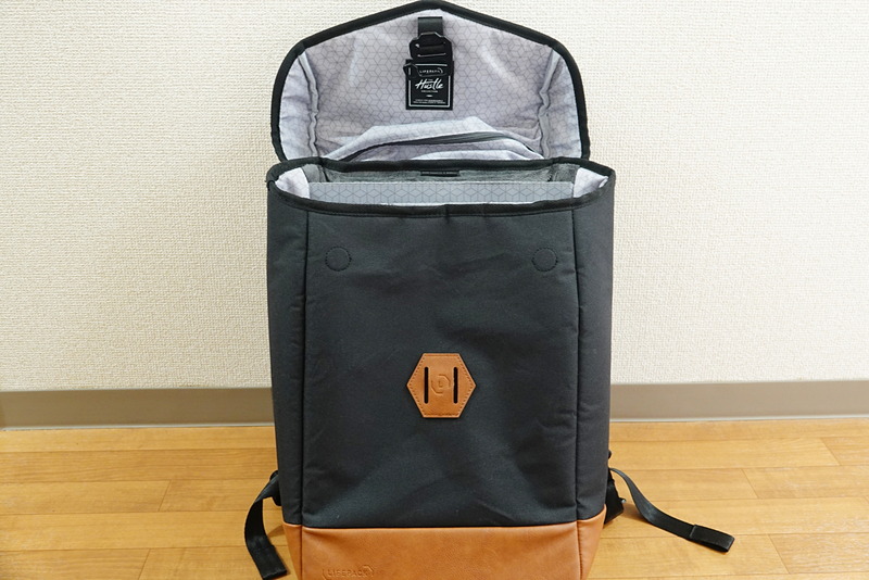 アンチシーフバックパック外観。筒状の本体にキャップのような蓋を被せただけのシンプルなつくり