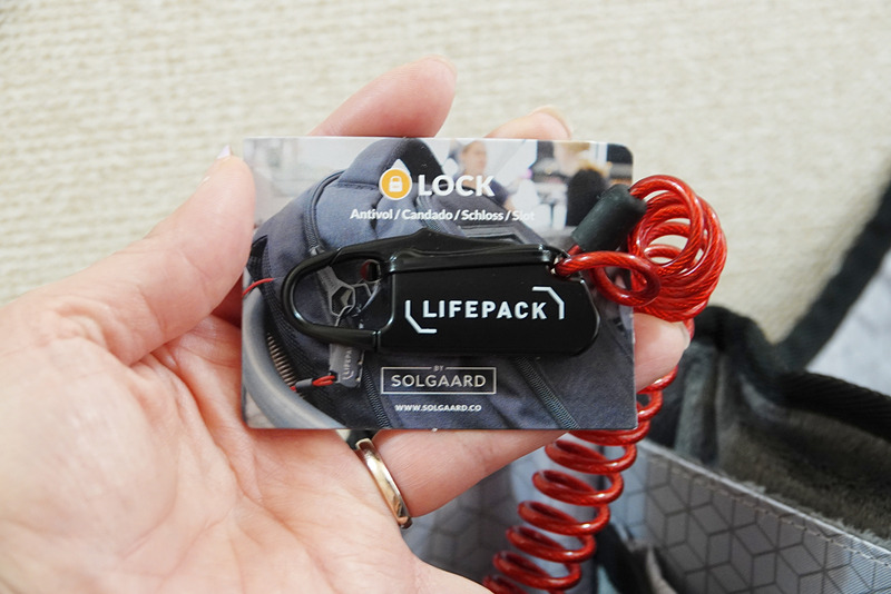 バックパックのポケット部に内蔵されているコイル状のスチールケーブル。結構硬い（左）。その先端に取り付けられた3桁の暗証番号式ロック。暗証番号は好みのものに変更可（右）