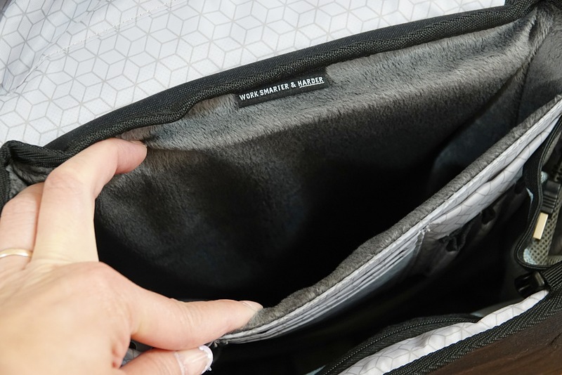 毛足の長いフリースをライナーに使っているラップトップスリーブ。15インチまで対応している（左）。ショルダーハーネスに内蔵された隠しポケット。ジッパー付きなので中に入れたものが落ちることはない（中）。背当て部の隠しポケット。パッドの厚みがあるため、硬いものを入れてもゴツゴツとした感触はない（右）