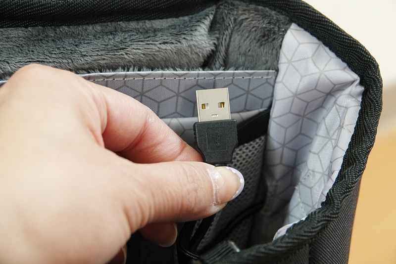 バックパック内蔵のUSBケーブルと、外側のUSBポート。最近はこういう機構を持つものが増えていて、モバイラーとしてはうれしい