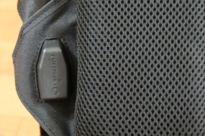 バックパック内蔵のUSBケーブルと、外側のUSBポート。最近はこういう機構を持つものが増えていて、モバイラーとしてはうれしい