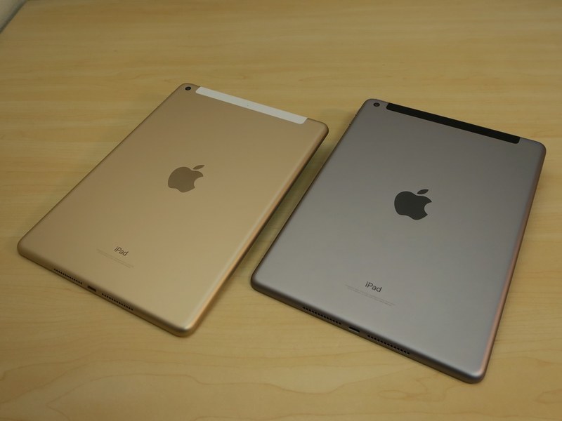 iPad（第5世代）（左）とiPad（第6世代）（右）の背面。仕上げも厚みなども共通