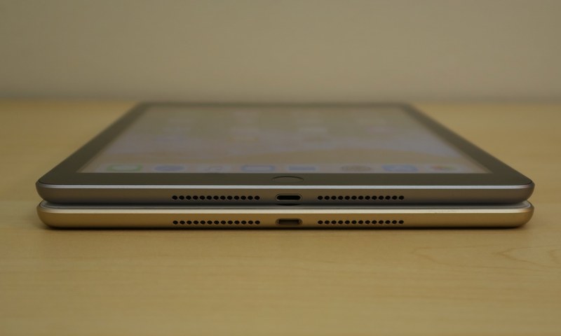 iPad（第5世代）（下）とiPad（第6世代）（上）の下面。外部接続端子は従来同様、Lightningコネクタを採用。スピーカーなども同じ