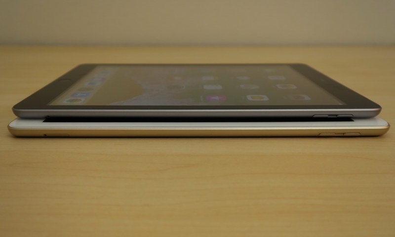 iPad（第5世代）（下）とiPad（第6世代）（上）の右側面。音量キーとSIMカードトレイを備える。位置も同じ