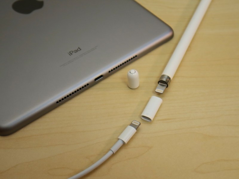 Apple Pencilのパッケージに同梱されるアダプタを介し、ACアダプタに接続したケーブルとつないで充電することもできる