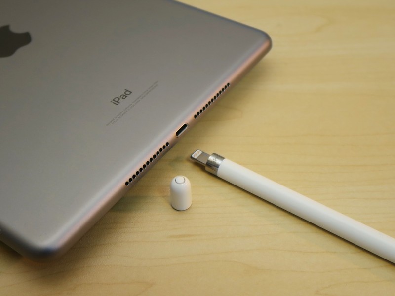 Apple Pencilのトップ部分を取り外すと、Lightningコネクタが現われる。これをiPadの外部接続端子に挿して、充電する