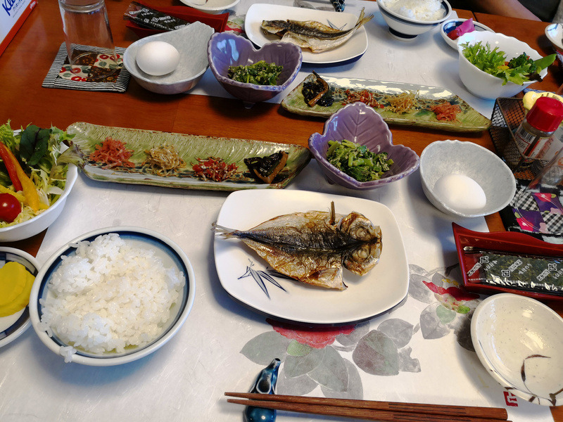 宿泊した、岡田港近く「ゲストハウス舟吉」の雰囲気は親戚の家に来たかのよう。女将さんの手作りの食事も美味しかったです