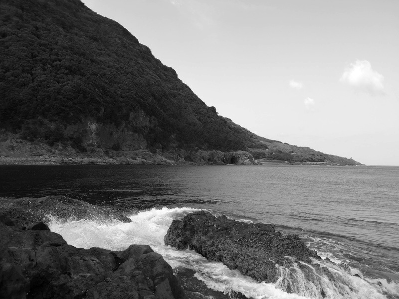 人工物の少ない海辺はモノクロでも味わい深い絵に