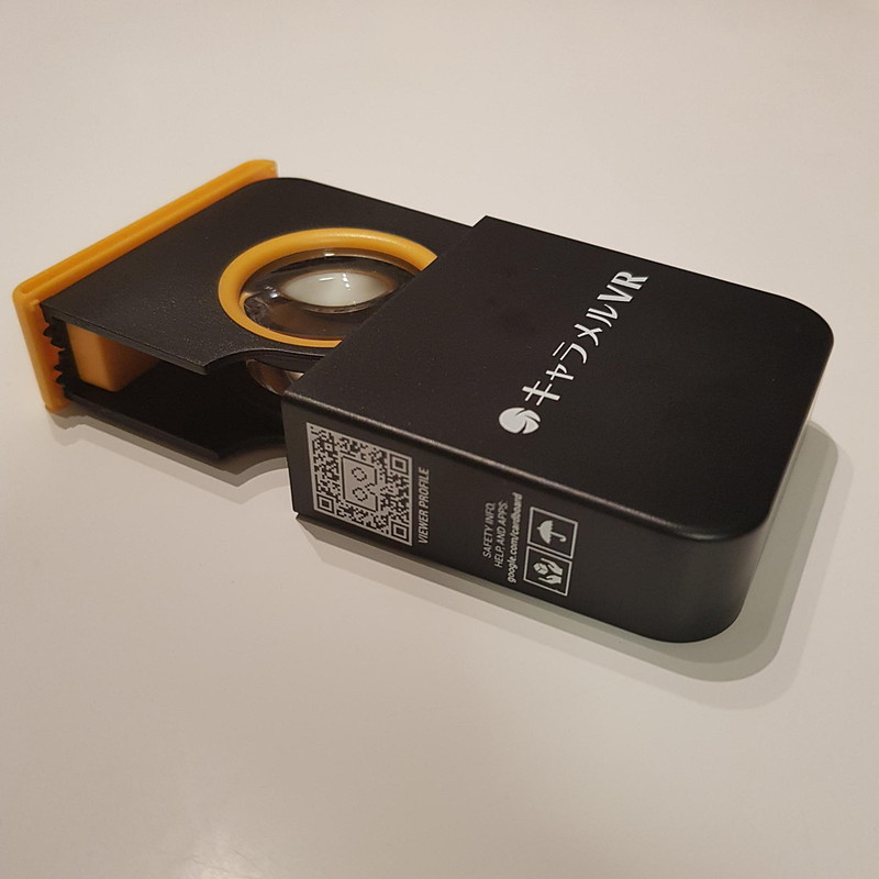 2層キャラメルの淡い色の淵をつかんで引っ張ると本体が出てくる