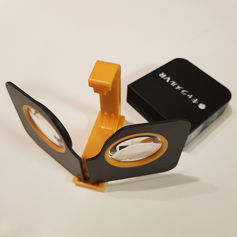 片側のレンズ部分を摘まんで開くと、ギアの仕組みでレンズ部が双方開く