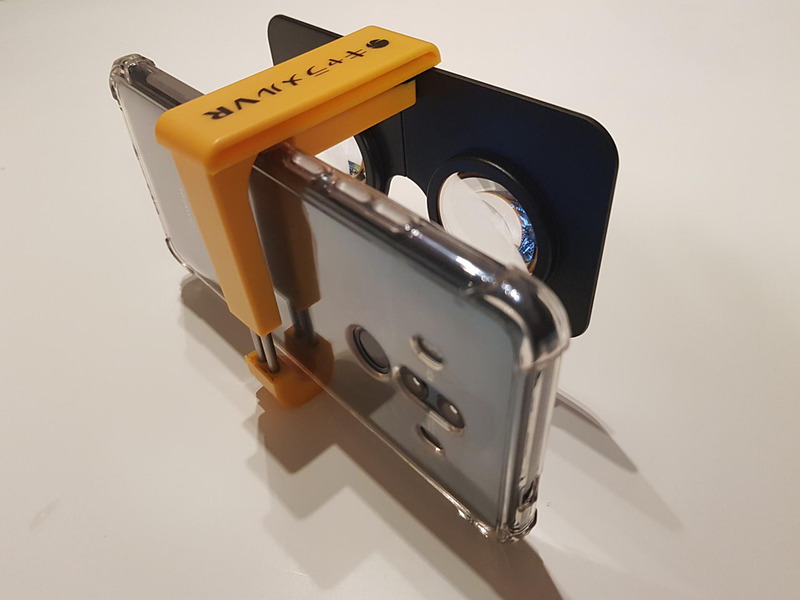 スマホはスプリング式のホールドバーを引っ張って簡単装着