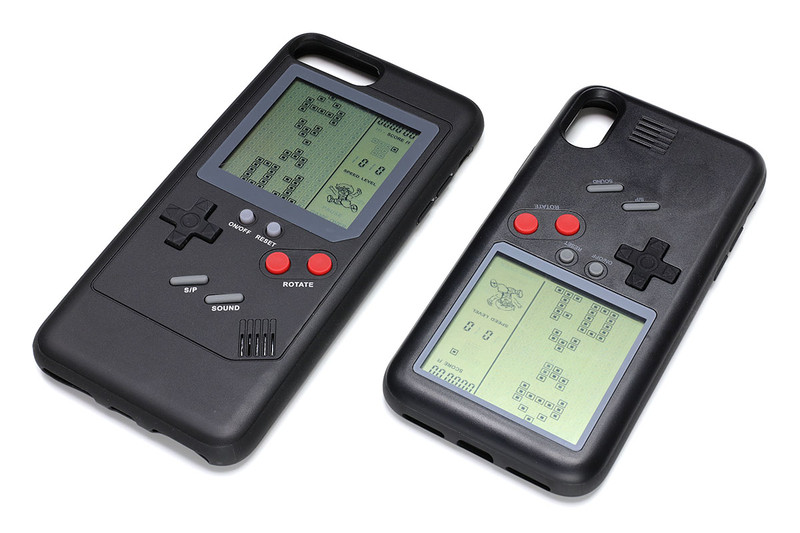 それぞれ、iPhone 7 Plus/iPhone 8 Plus用（1999円）とiPhone X用（2199円）の「ゲームボーイ風カバー」です。iPhone用ハードジャケットでありつつ、単体でプレイ可能なモノクロ液晶ゲーム機にもなるという製品。Amazonでの製品名は「テトリス ゲームボーイ風 カバー ケース iPhone7 Plus/iPhone8 Plus,JULYFOX ゲームボーイ 携帯ポケットゲーム機 99以上のゲーム内臓+iPhone 7 Plus/iPhone 8 Plusケース ２イン１ 軽量　薄型 スリム 耐衝撃　手触り良い」と「テトリス ゲームボーイ風 カバー ケース iPhone X,JULYFOX ゲームボーイ 携帯ポケットゲーム機 99以上のゲーム内臓+iPhone Xケース ２イン１ 軽量　薄型 スリム 耐衝撃　手触り良い ブラック」。長っ！　あと「内臓」て！