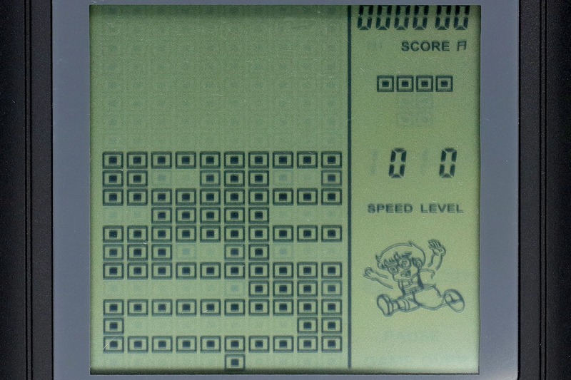 E「カエル横断ゲームっていうかフロッガー」。画面下に点滅する点がカエル化したキミだ！　その上の柄みたいなのは横に流れる川＆危険物もしくは道路＆走行する危険物だゼ！　そしてキミはこの危険を避けて上にゆきたい！　ぜひ横断してゆきたい！　横断するとハイスコアになってゆく！　てゅーかフロッガーとしては超絶難しいレベルなのでチャレンジャー募集中★