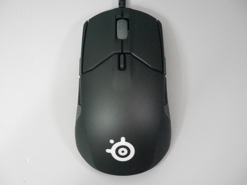 左右対称のデザインが特徴。特徴的なマークはホイールなどとともに発光する