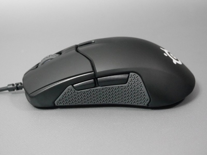 左側面。親指で操作できる2ボタンを備える。独自の凹凸を備えたシリコン製グリップは持ちやすく滑りにくい