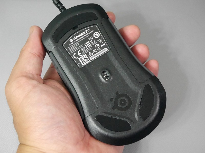 底面はシンプル。重量を調整できるなどのギミックはない。ちなみにCPIは100-12000の範囲で調整できる