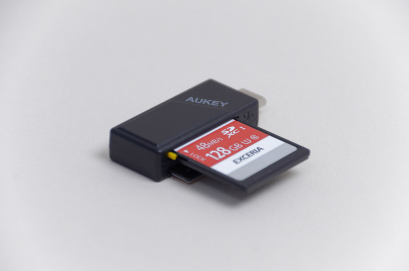 SDカードとmicro SDカードを差し込んだところ。ただし、2枚差し込んだ状態だとパソコン側でリーダーを認識しないので注意。どちらか一方のみを挿入して使う