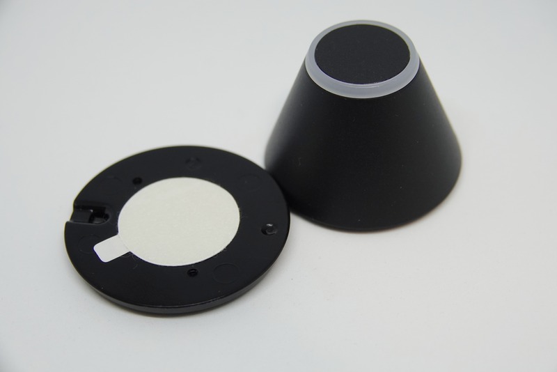 アタッチメントの裏に、これまた同梱されている両面テープを貼り付けて使用する