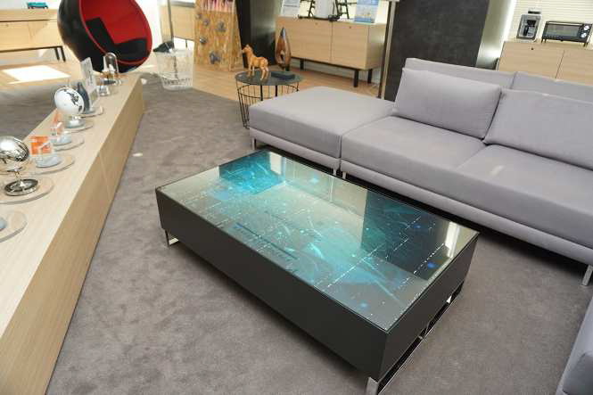 KDDI本社での「Multitaction」ディスプレイ設置イメージ