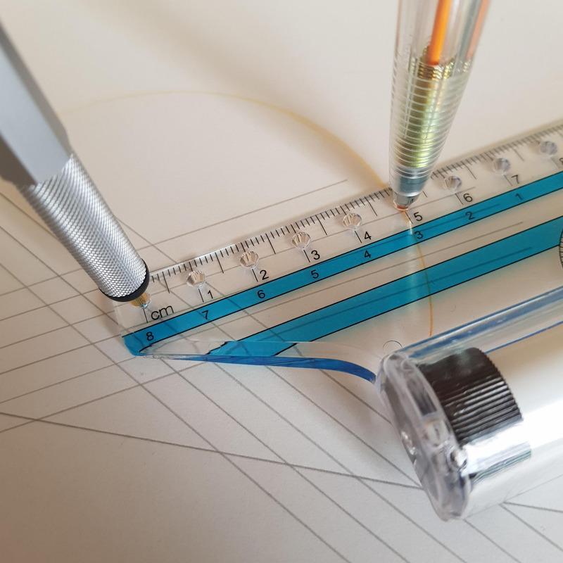 半径5㎝の円弧を描いてみた。半径45ミリは無理そうだ