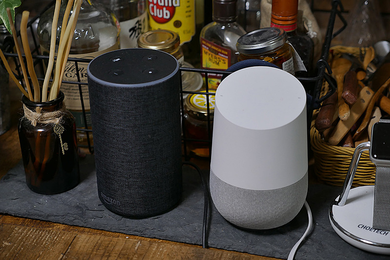 我が家で稼働中のAmazon Echo（左）とGoogle Home（右）の一部