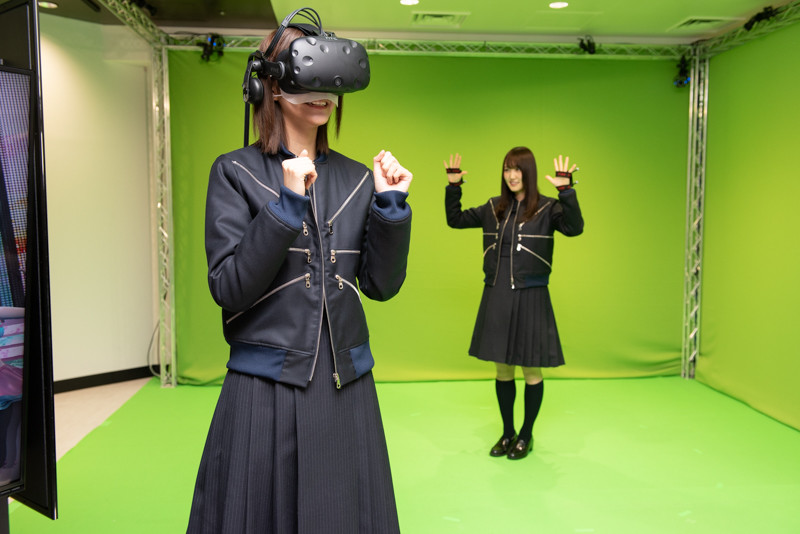 菅井友香（のCG）のダンスの模様を、VRゴーグルを使って眼前で見る土生瑞穂
