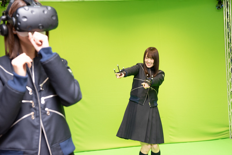 菅井友香（のCG）のダンスの模様を、VRゴーグルを使って眼前で見る土生瑞穂