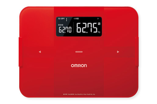 最近使いはじめたオムロン製ヘルスケア機器×3機種。どれもスマートフォンとBluetooth接続でき、スマートフォン用アプリ「OMRON connect」（<a href="https://www.omronconnect.com/jp/ja_def/" class="strong bn" target="_blank">公式ページ</a>）で計測データを閲覧・管理できます。機種は左から、「手首式血圧計 HEM-6324T」「体重体組成計 HBF-255T カラダスキャン」「活動量計 HJA-405T カロリスキャン」です。