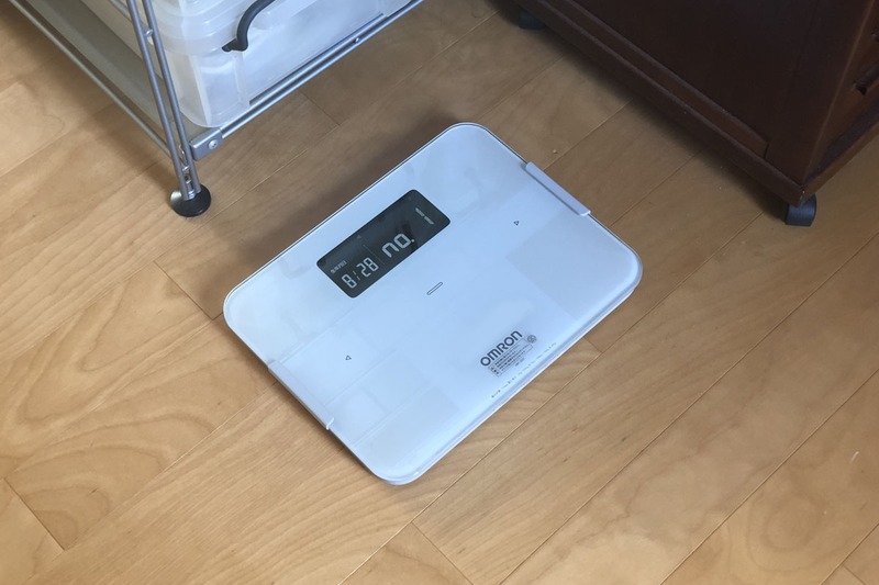 筆者が使用中のOMRON connect対応ヘルスケア機器。左から、「手首式血圧計 HEM-6324T」「体重体組成計 HBF-255T カラダスキャン」「活動量計 HJA-405T カロリスキャン」です。実勢価格は、手首式血圧計が1万4000円前後、体重体組成計が1万2000円前後、活動量計が5000円前後です。ただし価格幅がけっこうあります。