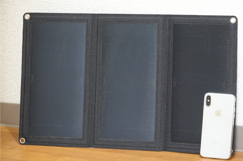 広げたときのサイズは510（W）×305（H）mm。iPhone Ｘと比べてみると「これならしっかり太陽光発電してくれそう」という気になる