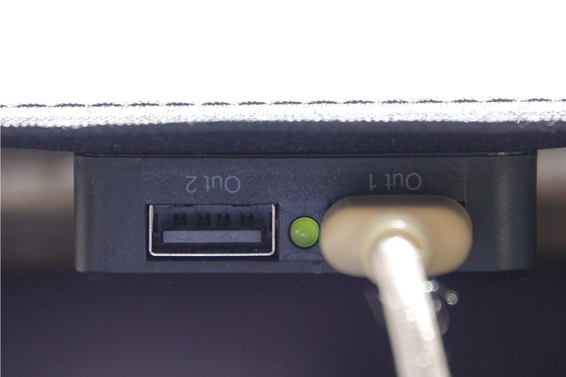 緑色に力強く点灯する2つのUSBポート間にあるLEDランプ。説明書には何の記載もなかったが、多分、「今、絶好調」という意味なのだろう。