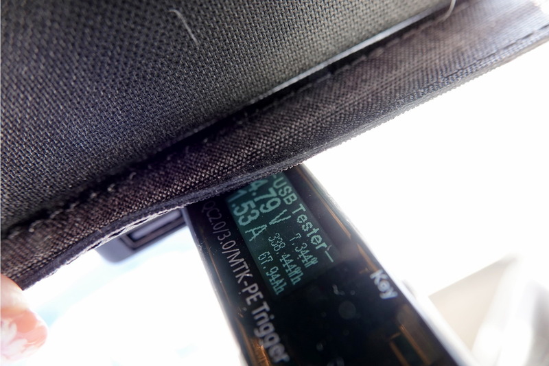 簡易型USB電流電圧テスターでチェック。あまりにも日差しがまぶしく見づらいが、4.79V／1.53Aとなっているのが確認できる