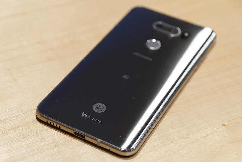 美しいガラス筐体。傷が付く前にケースを買いたい