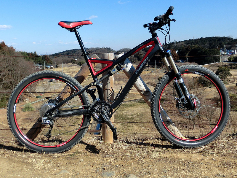 以前に乗っていたMTBとロードバイク。サドルやハンドルなど、体に触れる部分の調節をよく行いました。体と自転車の位置関係が整うと、とても乗りやすくなり疲れにくくなります。しかし、そこまで「追い込む」には何度もの微調整が要り、その都度ボルトなどの緩め・締め作業が必要になります。