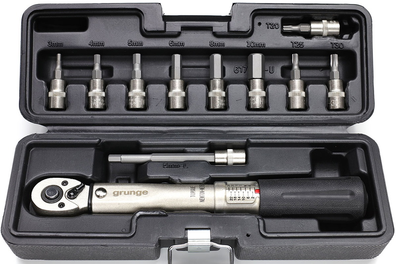 GRUNGE「コンパクトトルクレンチ」（<a href="http://amzn.asia/48RvDC2" class="strong bn" target="_blank">Amazon.co.jpへのリンク</a>）。自転車用のわりと一般的なトルクレンチで、握り部分を回して締め付けトルクをセットします。トルク指定範囲は2～24Nm。ボルトを締めていって指定トルクに達すると、ヘッド部分がカキンと音を立てて少し折れ曲がります。自宅に置いておくためのトルクレンチとしてフツーに便利ですが、トルク設定の正確さ・精密さに若干欠けるような気が。Amazonで6420円で売られています。