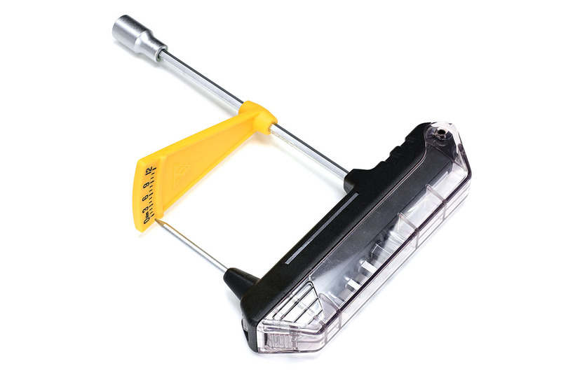 TOPEAK「ComboTorq Wrench & Bit Set （コンボトルク レンチ & ビット セット）」（<a href="http://www.topeak.jp/tool/tol23500.html" class="strong bn" target="_blank">公式ページ</a>）。軸の捻れを使ってトルクを測る簡易式トルクレンチです。トルク読み取り範囲は3～12Nm。簡易式ですが、手軽でありかつそこそこ正確なトルクで締められます。ビット内蔵グリップも実用的。メーカー税別価格は1900円。