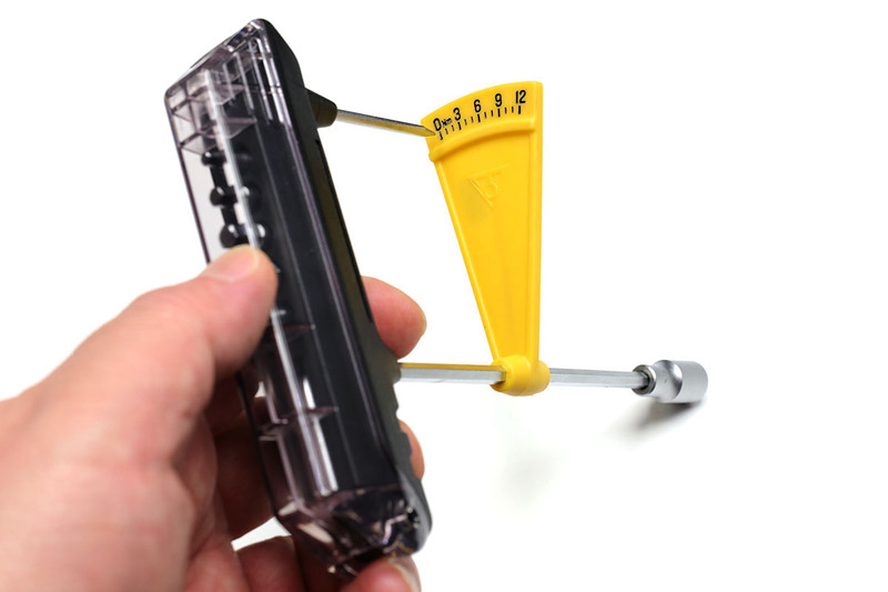 TOPEAK「ComboTorq Wrench & Bit Set （コンボトルク レンチ & ビット セット）」（<a href="http://www.topeak.jp/tool/tol23500.html" class="strong bn" target="_blank">公式ページ</a>）。軸の捻れを使ってトルクを測る簡易式トルクレンチです。トルク読み取り範囲は3～12Nm。簡易式ですが、手軽でありかつそこそこ正確なトルクで締められます。ビット内蔵グリップも実用的。メーカー税別価格は1900円。