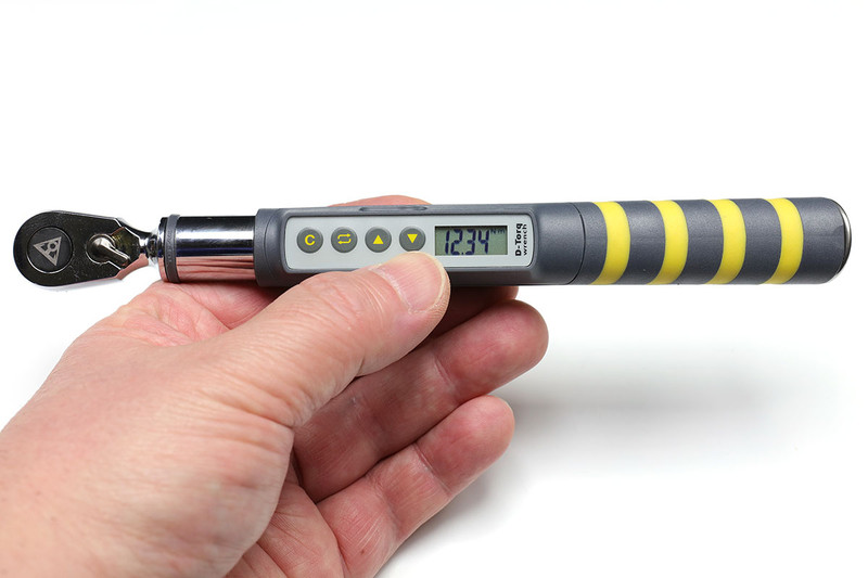 TOPEAK「D-Torq Wrench」。デジタル式で、トルク指定範囲は1～20Nm（0.01Nm単位での設定が可能）で、右回しでも左回しでもトルクレンチとして使えます。単四形電池×1本で動作し、8本のツールビットが付属。メーカー税別価格は2万6000円。