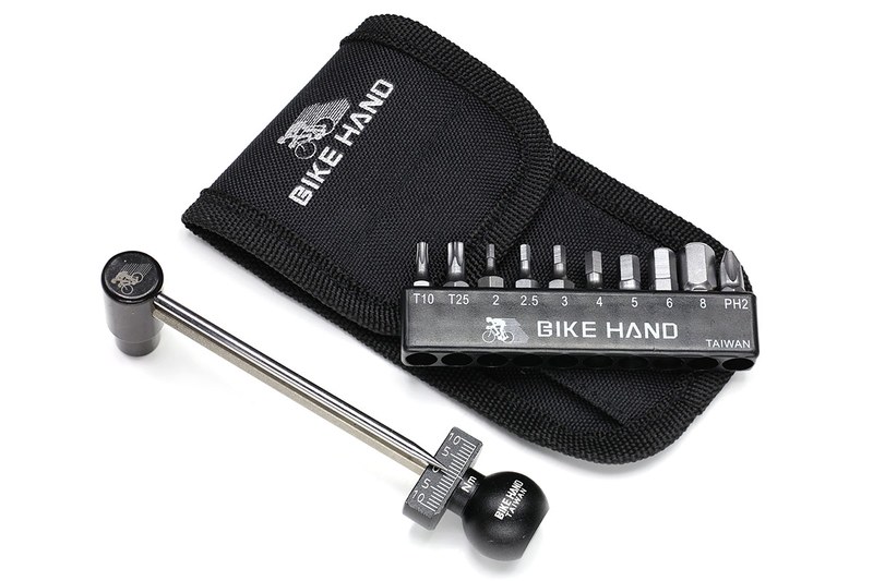 BIKE HAND「コンパクトトルクレンチ YC-636」。簡易式のトルクレンチで、トルク読み取り範囲は2～10Nm/1Nm単位、右ネジ左ネジ両対応です。10個のツールビットおよびケースが付属。Amazonで1770円で売られています。