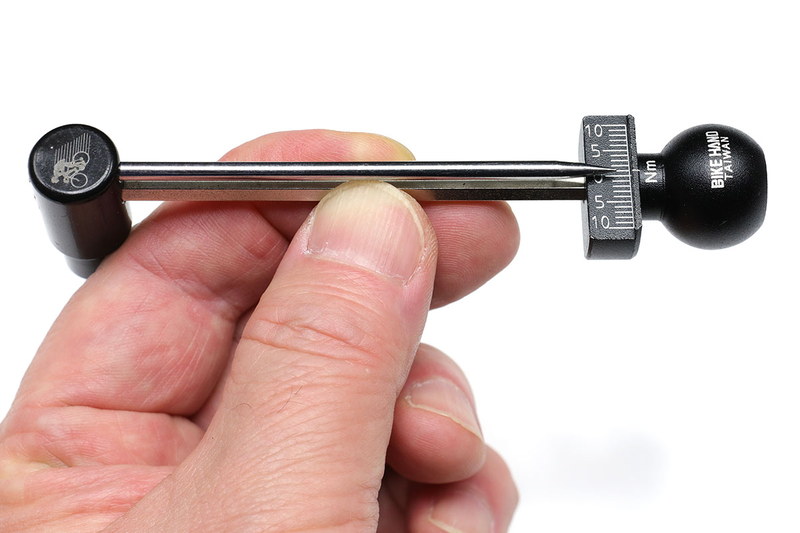 BIKE HAND「コンパクトトルクレンチ YC-636」。簡易式のトルクレンチで、トルク読み取り範囲は2～10Nm/1Nm単位、右ネジ左ネジ両対応です。10個のツールビットおよびケースが付属。Amazonで1770円で売られています。
