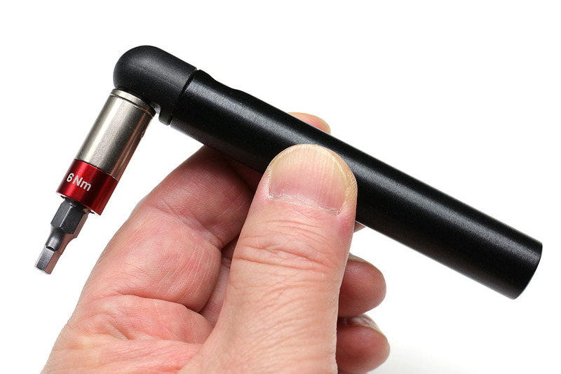 トルクソケットは6.5mm六角軸ビット対応の握りに対応し、6.5mm六角軸ビットをセットできます。写真の状態でトルク固定型のトルクレンチ（右回しのみ使用可能）として機能し、トルクに達すると小さくカチッと音がします。付属の握り部分には、ビット×2本を内蔵して携帯できるほか、ソケットを連結させて棒状にして携帯することも可能です（ちょっと長くなっちゃいますが）。