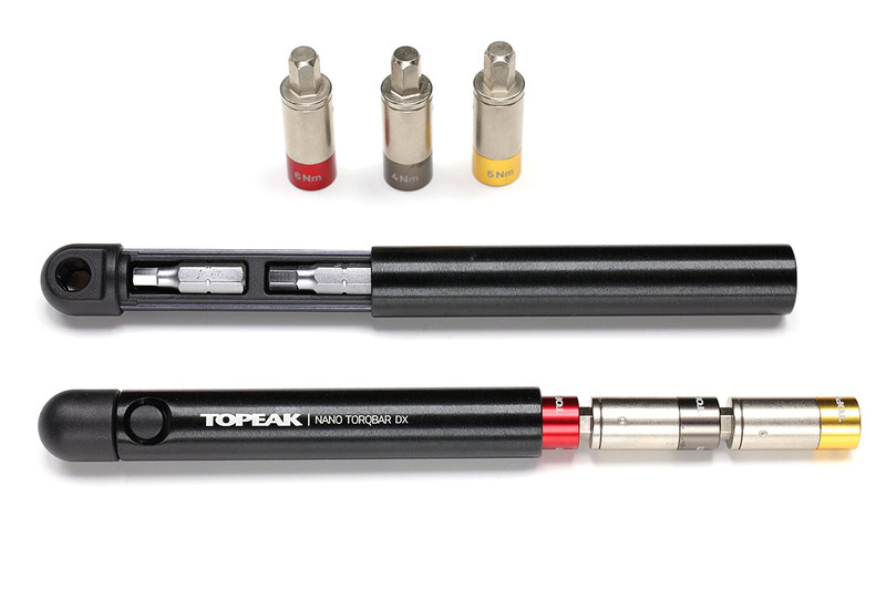 トルクソケットは6.5mm六角軸ビット対応の握りに対応し、6.5mm六角軸ビットをセットできます。写真の状態でトルク固定型のトルクレンチ（右回しのみ使用可能）として機能し、トルクに達すると小さくカチッと音がします。付属の握り部分には、ビット×2本を内蔵して携帯できるほか、ソケットを連結させて棒状にして携帯することも可能です（ちょっと長くなっちゃいますが）。