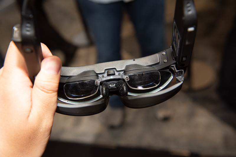 手前に付いている小型レンズは近視用レンズで着脱可能