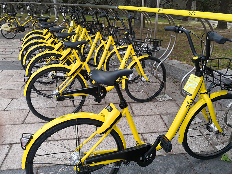 市内のサイクルポート。手前が「ofo」、奥に「シティバイク」が並ぶ