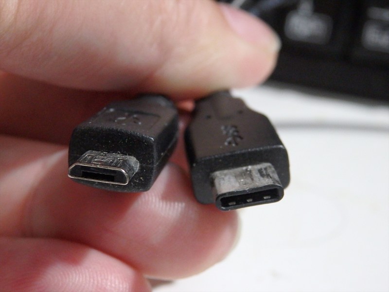片一方がType-C、この片方がMicro BのUSBケーブルです