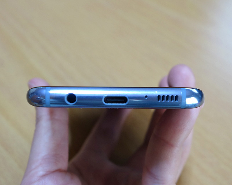 底面から見たところ。角張っていないことが、やはりホールディング性に繋がっているのでしょう