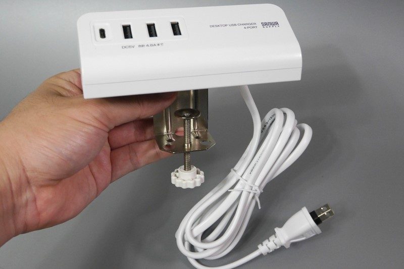 デスク端に固定するという仕組み上、電源ケーブルは2mとかなり長めだ