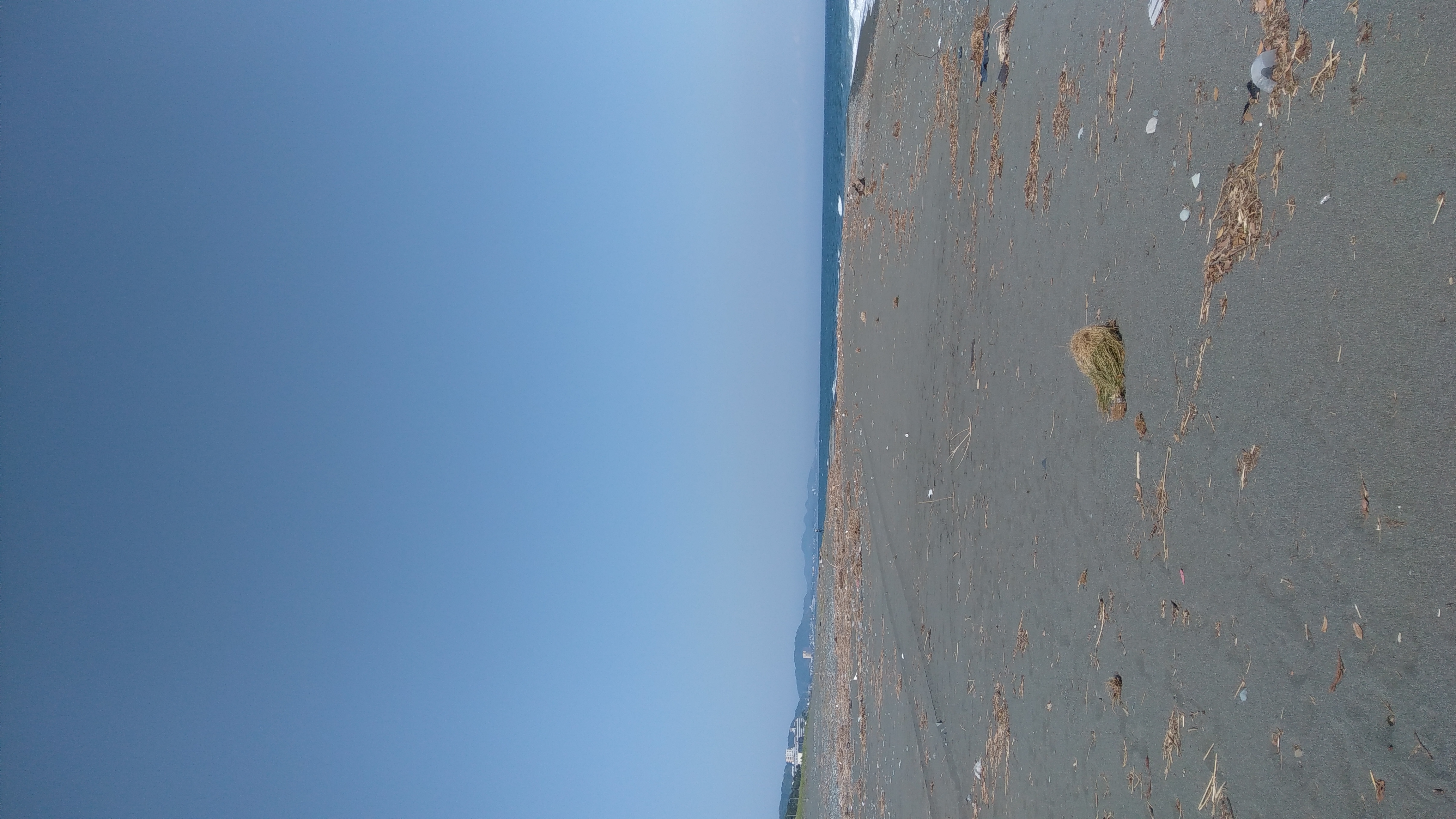 同じ海岸をQua phone PXで撮影。こちらは普通に青空（HDR撮影だが）