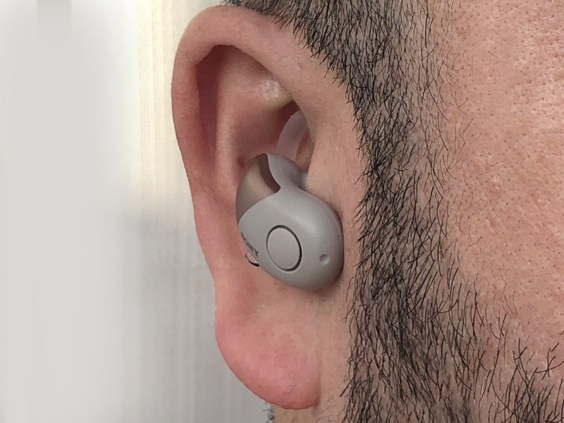 装着例。耳の穴に入るイヤーピースと、耳の外側の凹みに沿うように当たるアークサポーターにより、しっかりと装着できます。しっかり装着できつつも、その装着感が自然なのがナイス。あと、耳に対する脱着も容易で、「耳に入れて少し回すだけ」「耳から抜くだけ」という感覚。スムーズに使えます。左右のイヤホンにはボタンが1つずつあり、位置は下側。探しやすく押しやすいボタンです。